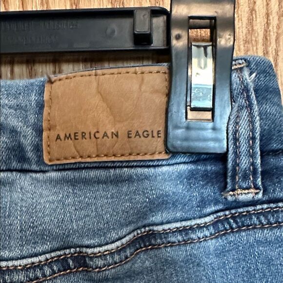 Women’s American Eagle size 6 Short Distressed Blue Women's Jeans - Picture 5 of 7